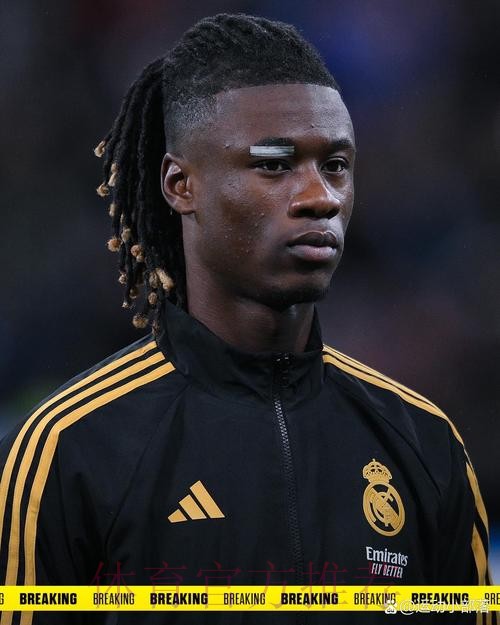 记者-卡马文加训练中相撞 走路姿态看起来很正常